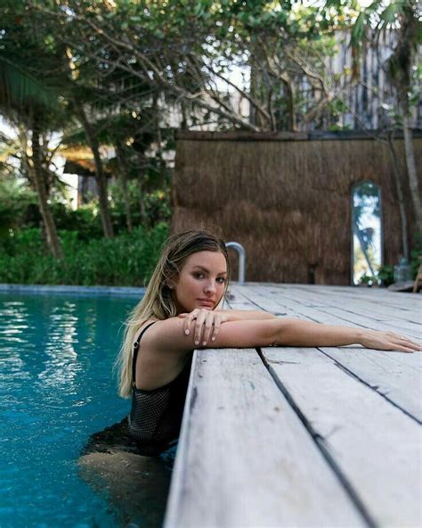 poses na piscina